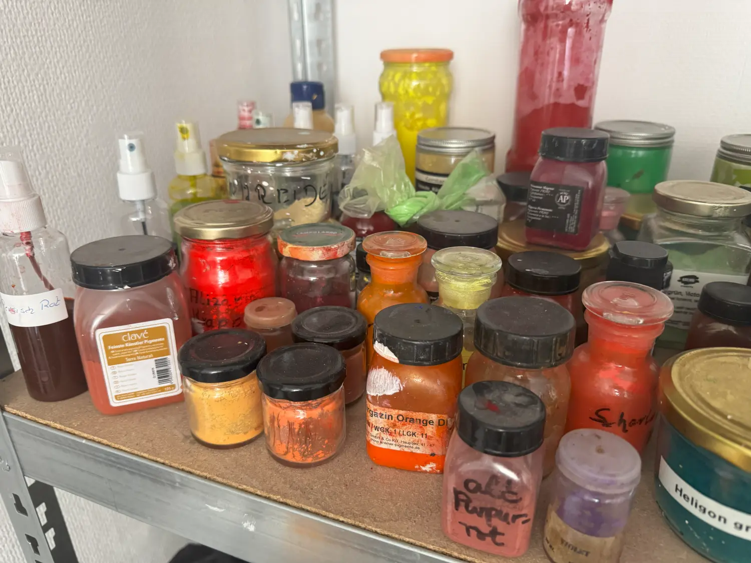 Pigmente, Gesteinsmehl und natürliche Materialien im Atelier von Flu