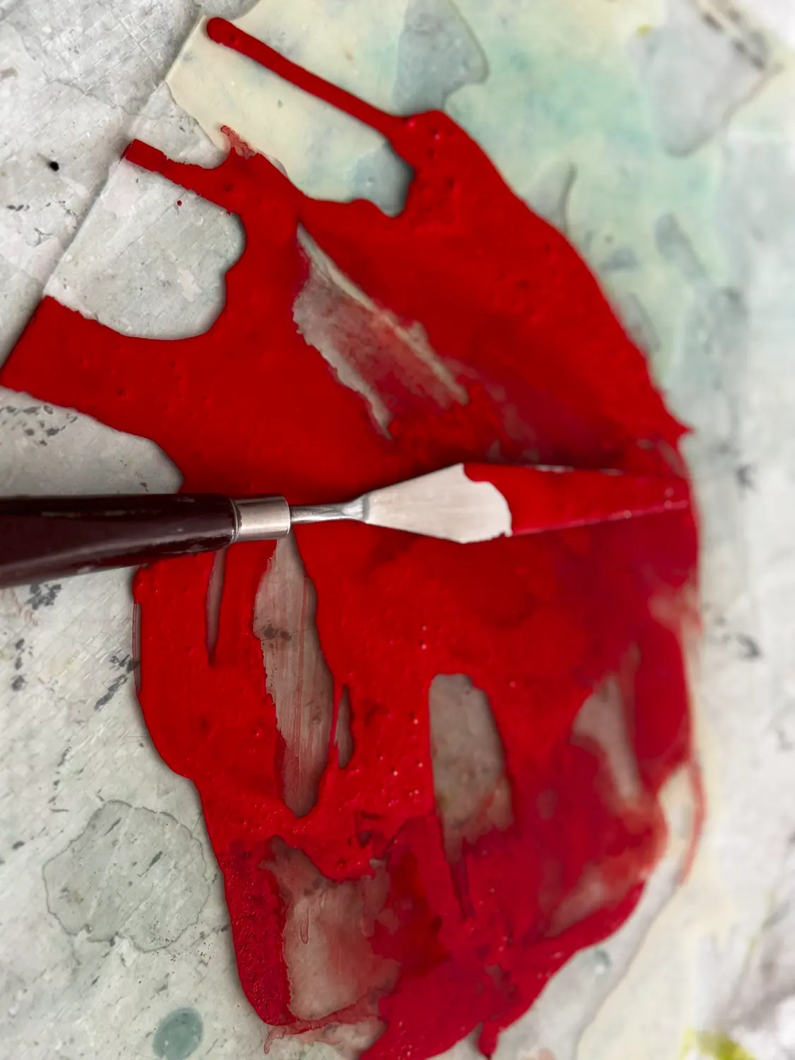 Pigment, gebunden mit Kasein – bereit, sich mit der Fläche zu verbinden von FLu